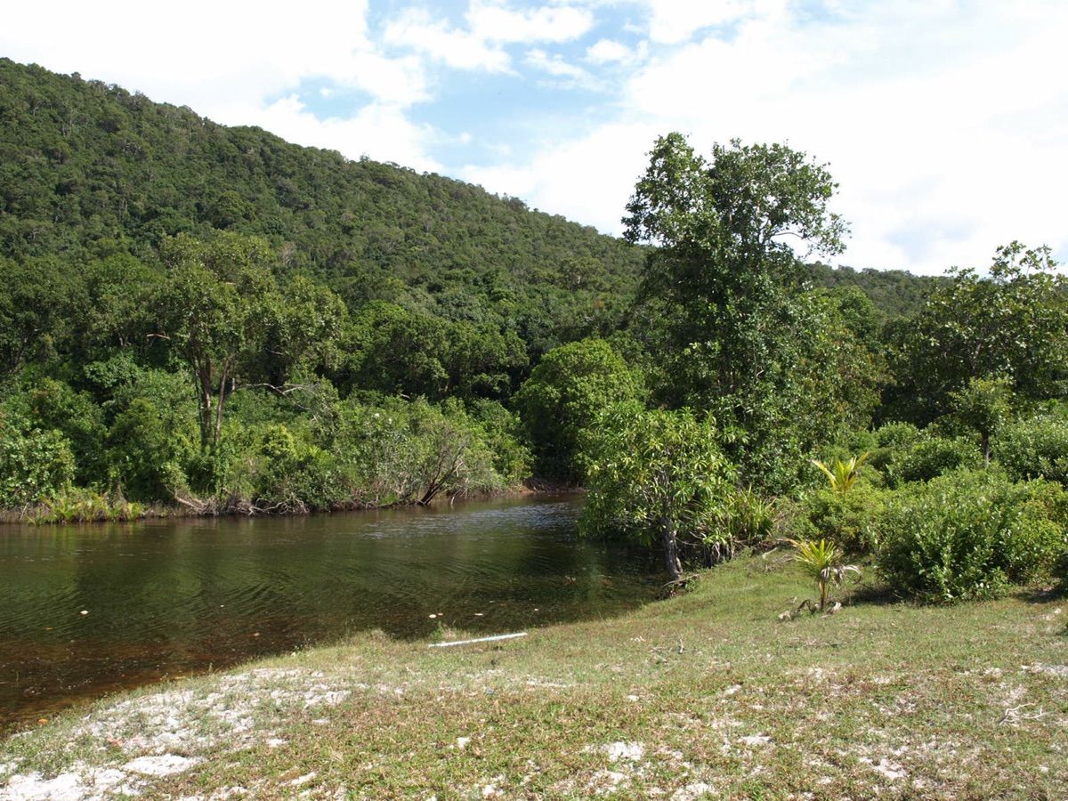 Koh Rong Samloem (កោះរ៉ុងសន្លឹម)